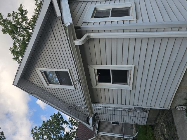 We expertly removed and replaced the fascia and rear gutter, enhancing the home's appearance and ensuring optimal water drainage. The result was a refreshed and well-protected house.