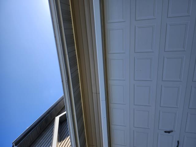 We swiftly addressed a minor siding issue, meticulously repairing the damaged area. Our skilled team ensured the job was completed efficiently, leaving the siding looking as good as new.