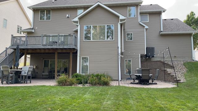 We meticulously replaced the entire roof and siding on this Johnston, IA home, ensuring lasting durability and enhanced curb appeal. Our team expertly handled every step, from removal and installation to the finishing touches, for a flawless result.