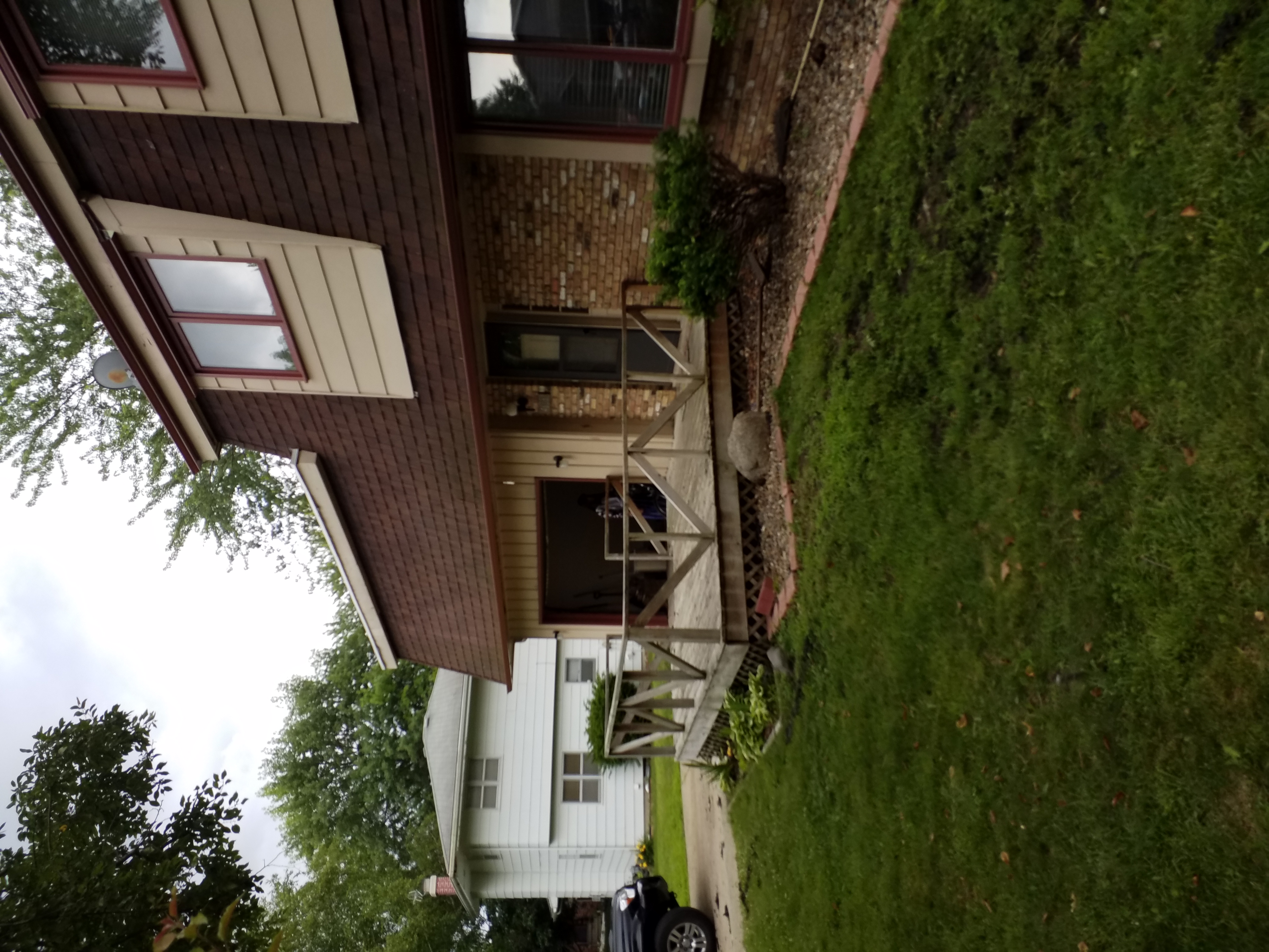 We meticulously removed the old gutters and installed new ones on this Des Moines, IA home, ensuring a perfect fit and seamless drainage. The project was completed with precision and care.
