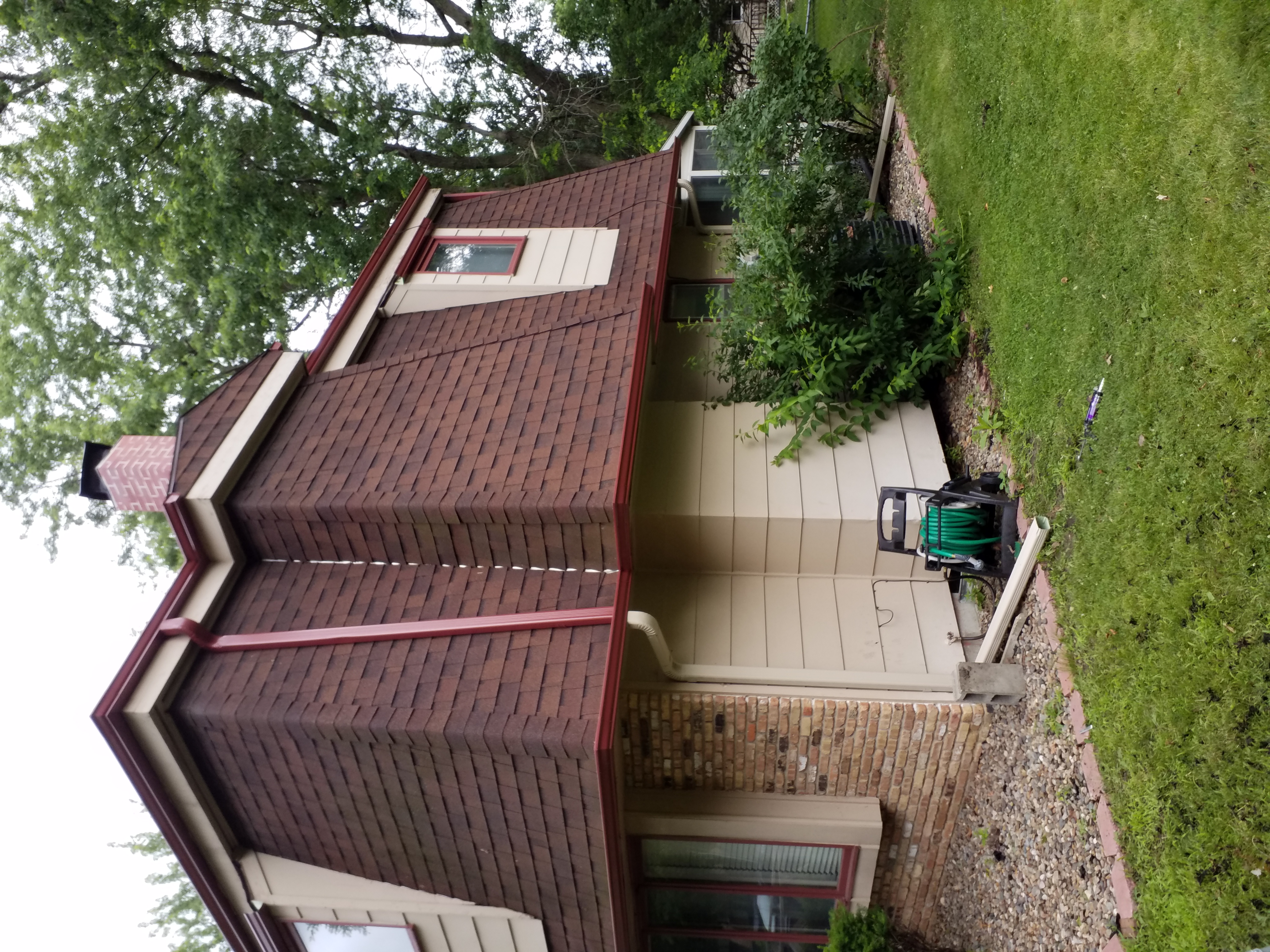 We meticulously removed the old gutters and installed new ones on this Des Moines, IA home, ensuring a perfect fit and seamless drainage. The project was completed with precision and care.