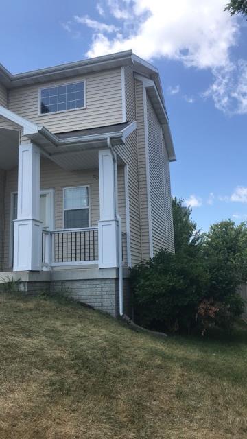 Our team replaced the roof on this Urbandale, IA home with new shingles, giving it a refreshed look and dependable protection against Iowa’s changing weather.