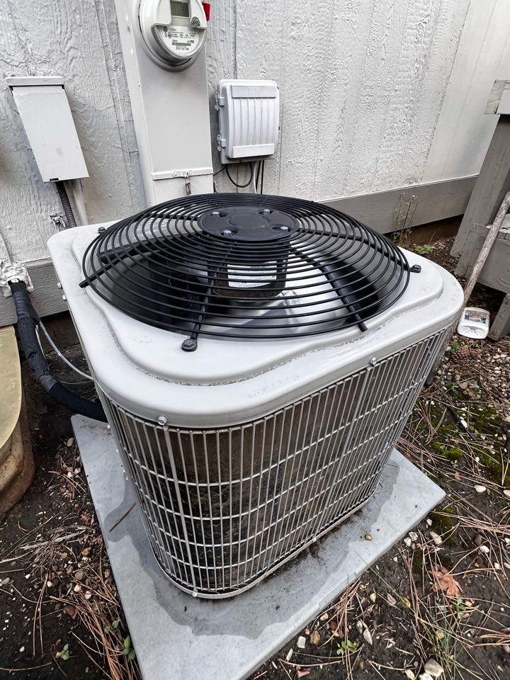 Rolling Meadows, IL - Performing annual ac clean & check on Bryant unit. Taking amp draw & voltage readings. Rolling Meadows, IL - Performing annual ac clean & check on Bryant unit. Taking amp draw & voltage readings.