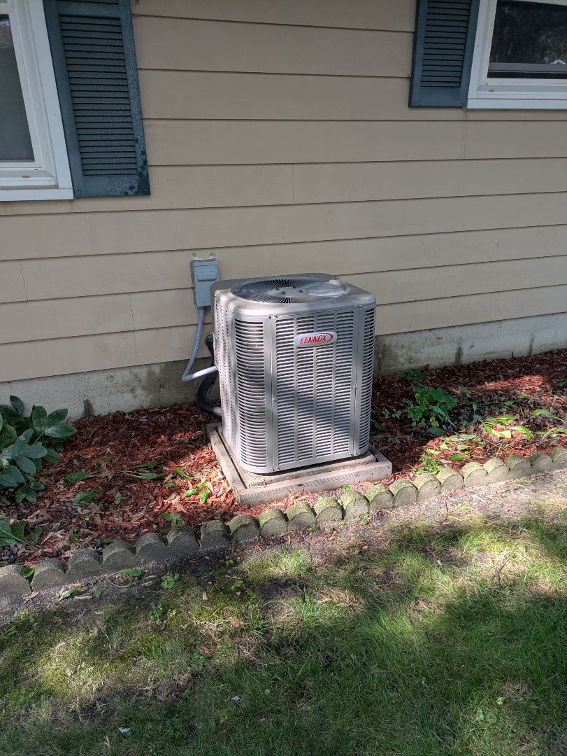 Woodridge, IL - performing maintenance on a Lennox air conditioner and repairing diakin furnace Woodridge, IL - performing maintenance on a Lennox air conditioner and repairing diakin furnace