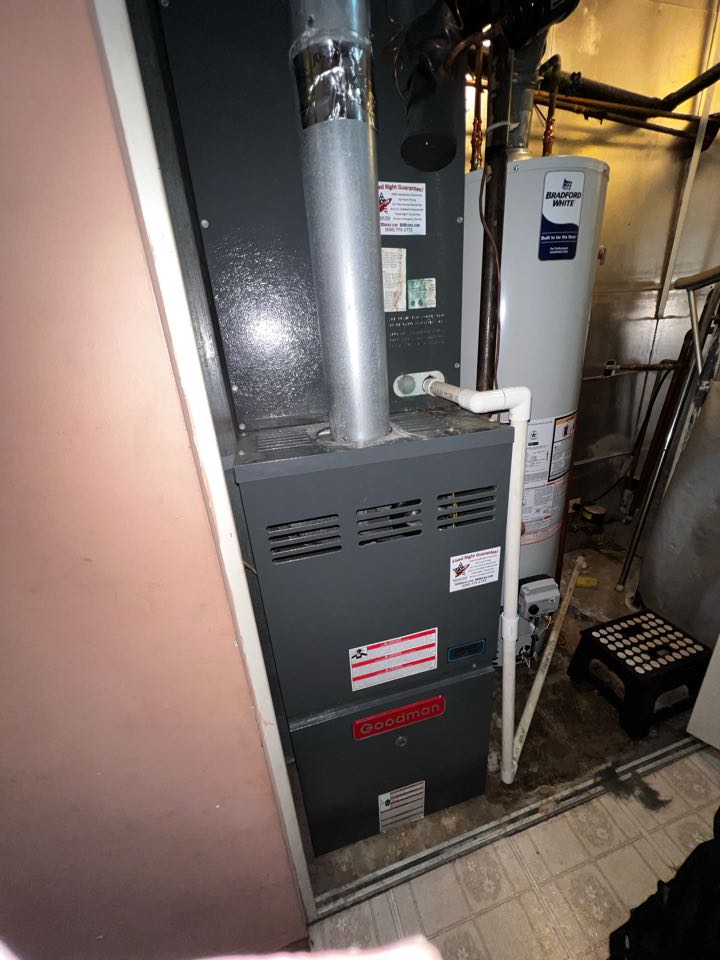 Schaumburg, IL - Trouble shooting Goodman furnace. Taking amp draw. Testing pressure switch. Schaumburg, IL - Trouble shooting Goodman furnace. Taking amp draw. Testing pressure switch.