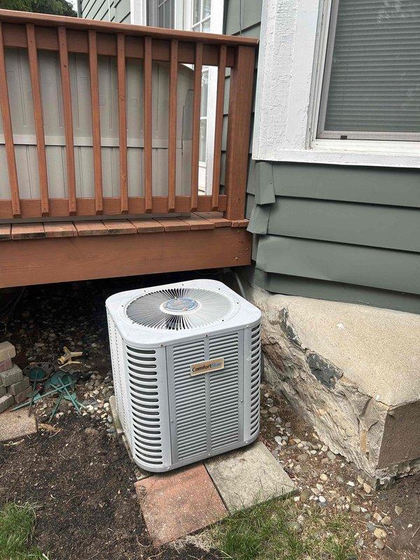 Performed diagnostic evaluation on 10-year-old residential air conditioning system with suspected refrigerant deficiency. Inspected outdoor condenser unit manufactured in February 2015, confirmed R-410A refrigerant type per manufacturer specifications. Documented equipment condition and serial number 15063WDWCG for service records.