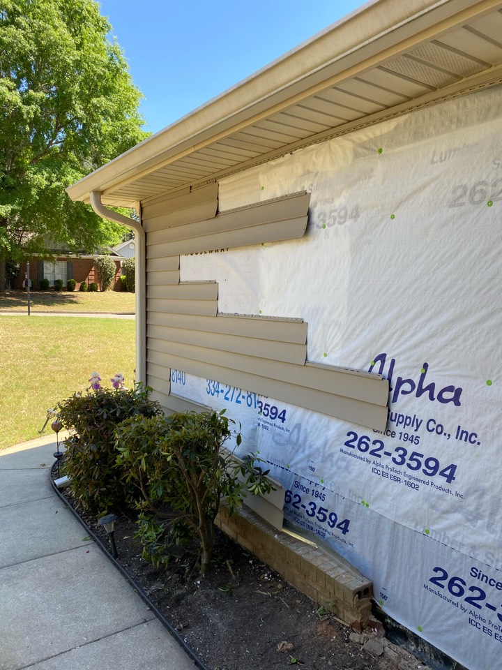 Wetumpka, AL - Protek assisting with siding repairs. Wetumpka, AL - Protek assisting with siding repairs.