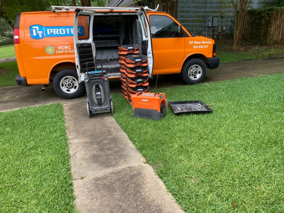Montgomery, AL - Protek picking up equipment from a water mitigation for a satisfied customer in Montgomery. Montgomery, AL - Protek picking up equipment from a water mitigation for a satisfied customer in Montgomery.