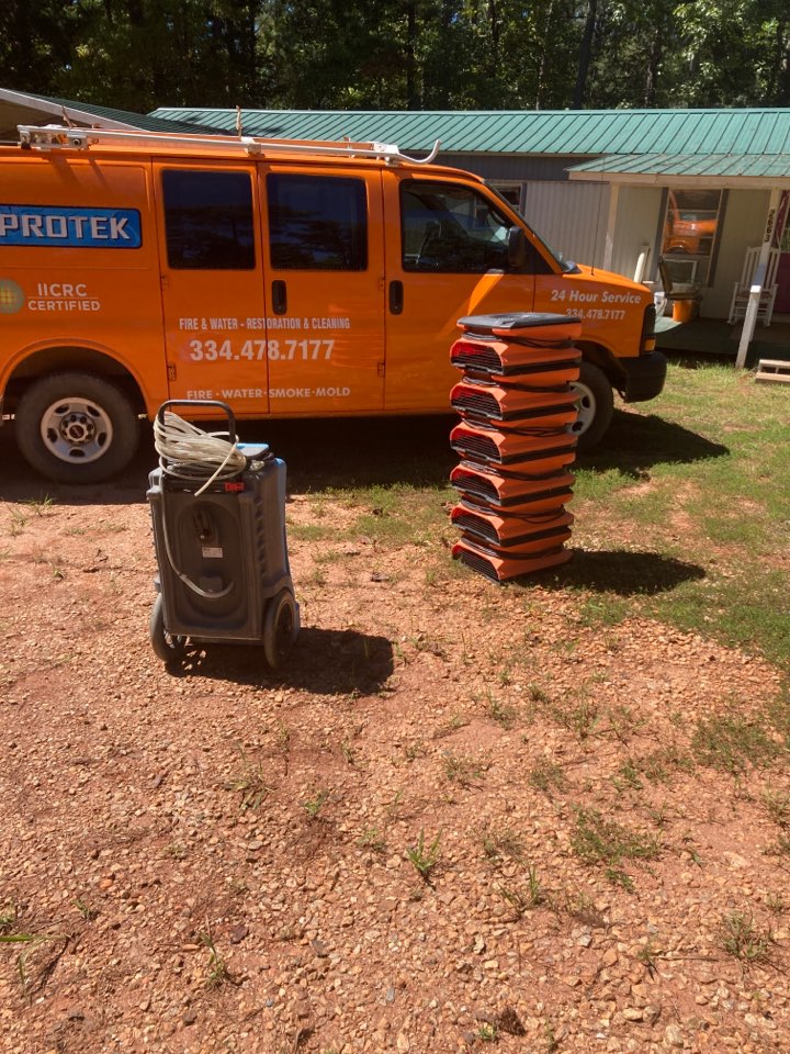 Protek picking up equipment from a water mitigation for a satisfied customer in Dadeville.