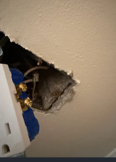 We identified a circuit problem affecting a specific room. Upon inspection, we discovered an unwired outlet on the left wall. We provided a thorough analysis and successfully fixed the issue, ensuring proper power supply.