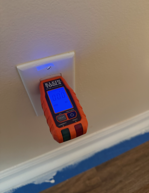 We identified a circuit problem affecting a specific room. Upon inspection, we discovered an unwired outlet on the left wall. We provided a thorough analysis and successfully fixed the issue, ensuring proper power supply.