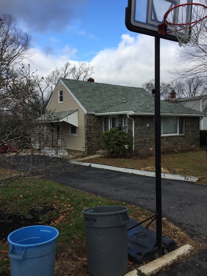 Aston, PA - Provia cedar max siding color Sandlewood with mastic gutters color white Aston, PA - Provia cedar max siding color Sandlewood with mastic gutters color white