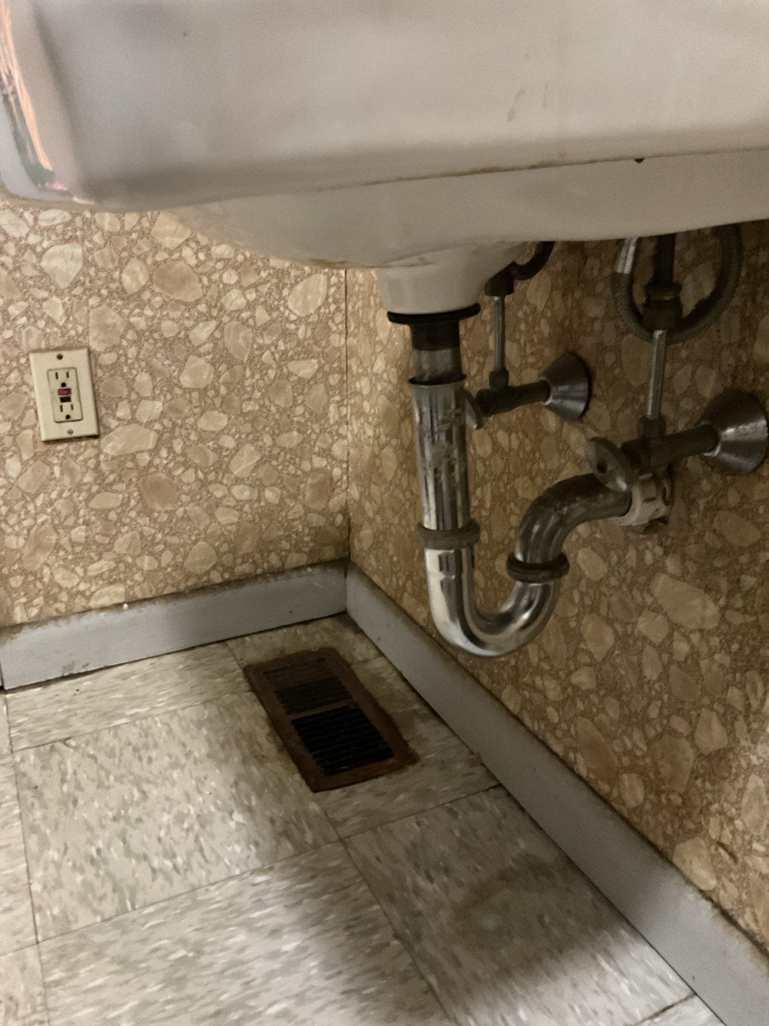 -Upon arrival tech found toilet was backed up and whole 3” drain was backed up. This is an issue that Jerm’s is not able to resolve. 

-Tech also found an improperly installed trap, leaking 3” section of drain and a leaking lav. Customer asked for estimates for these issues. 

-Collect payment over the phone 