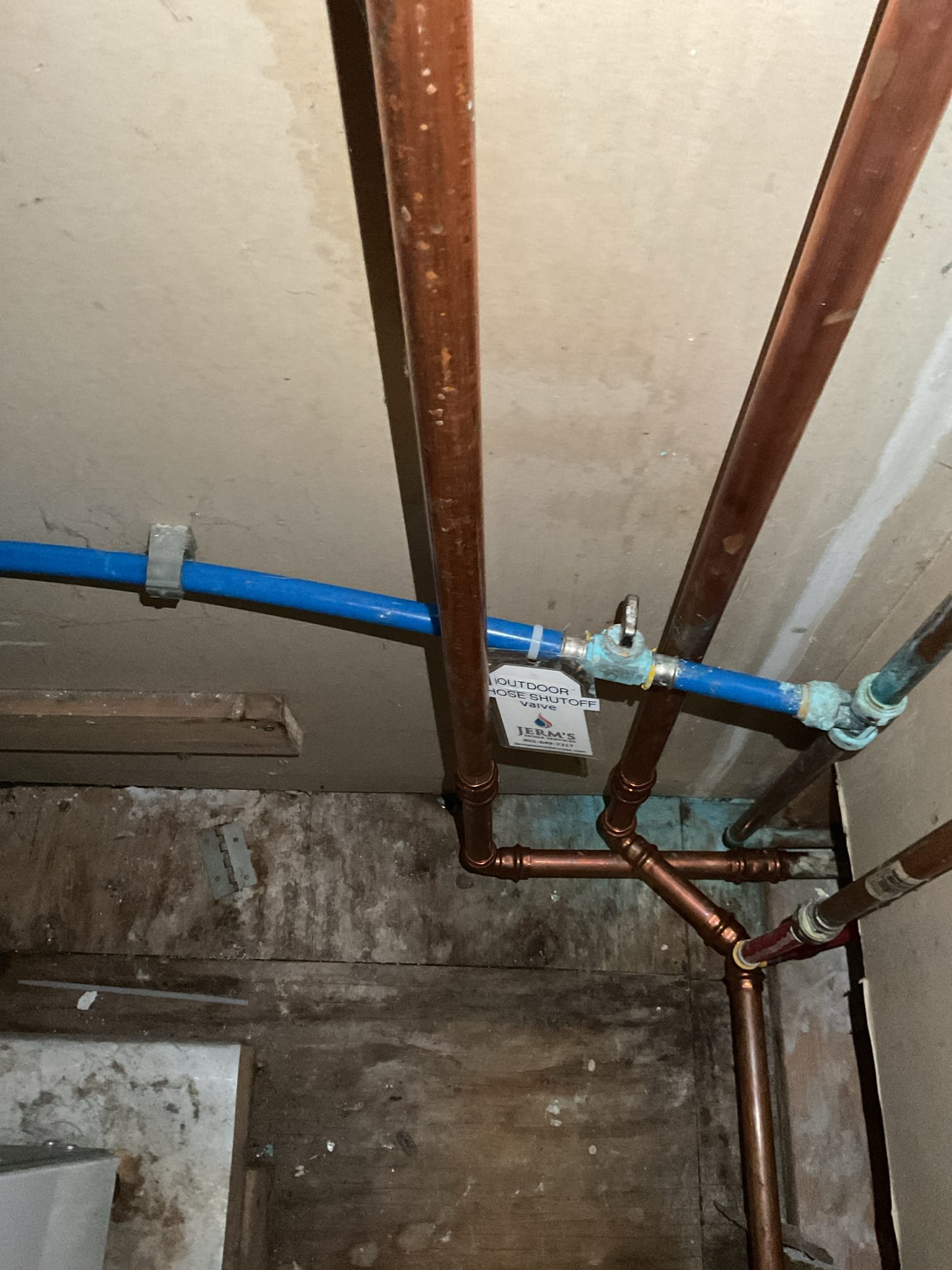 Customer needed a hose bib shut off for the winter. 

Tech closed shut off and opened up hose bib to drain water. Tach pitched pex to drain out any residual water. Tech then closed hose bib for the winter. 