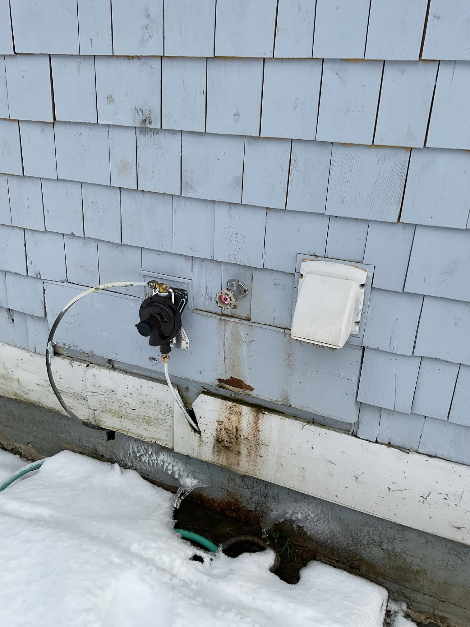 Customer needed a hose bib shut off for the winter. 

Tech closed shut off and opened up hose bib to drain water. Tach pitched pex to drain out any residual water. Tech then closed hose bib for the winter. 