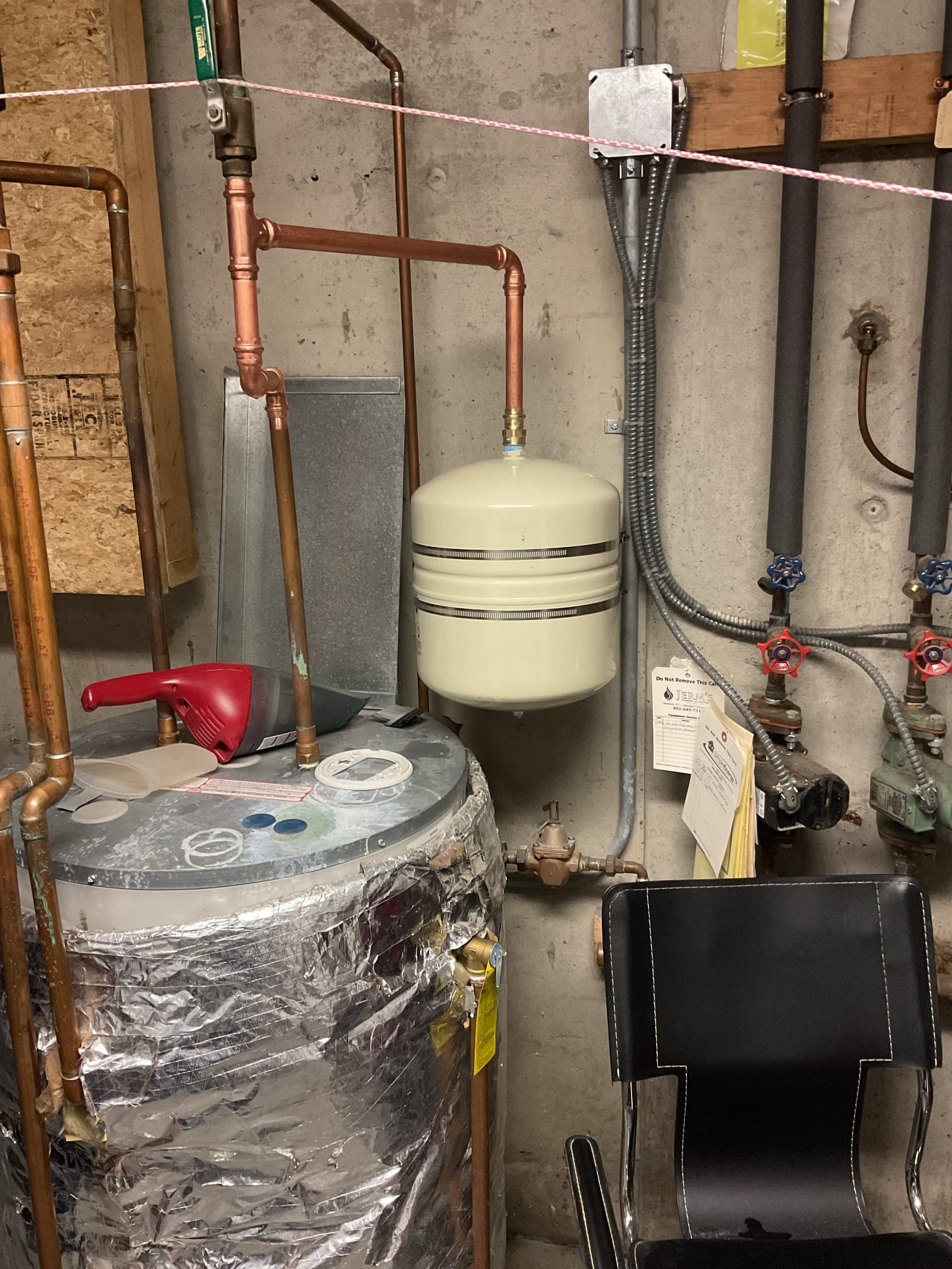 A baseboard heating pipe burst due to freezing, causing loss of system integrity. We will repair the damaged piping, perform an air pressure test, and then refill and purge the boiler to restore safe, reliable heating.
The temperature and pressure (T&P) relief valve is leaking due to a failed ST5 expansion tank. We propose replacing the ST5 expansion tank to restore proper pressure control and ensure safe, reliable system operation.