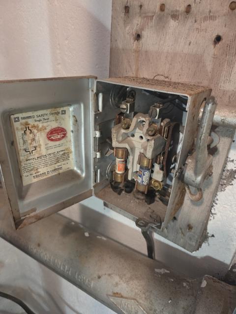 The well pump is functioning properly; it is able to maintain a bathroom faucet and shower running while still pumping up to 60 psi and is shutting off as it should. The 32-gallon well tank has a proper 38 psi of air and is draining and filling at the proper times. The 40/60 psi pressure switch is functioning correctly and contacts look like they are in good condition. The check valves are all holding; there are no signs of leak back or air at all. The older type of fuse box for the well isn't ideal, but it is in proper working order. Based on the amps of the well pump, it's most likely a 230v 1/2HP 2-wire pump, and it's producing about 7 gallons per minute easily.
- Regarding the well system, everything seems to be in good working order at this time with no signs of issues; there is slight corrosion on the tank tee, but that is not concerning. Took water sample to test 