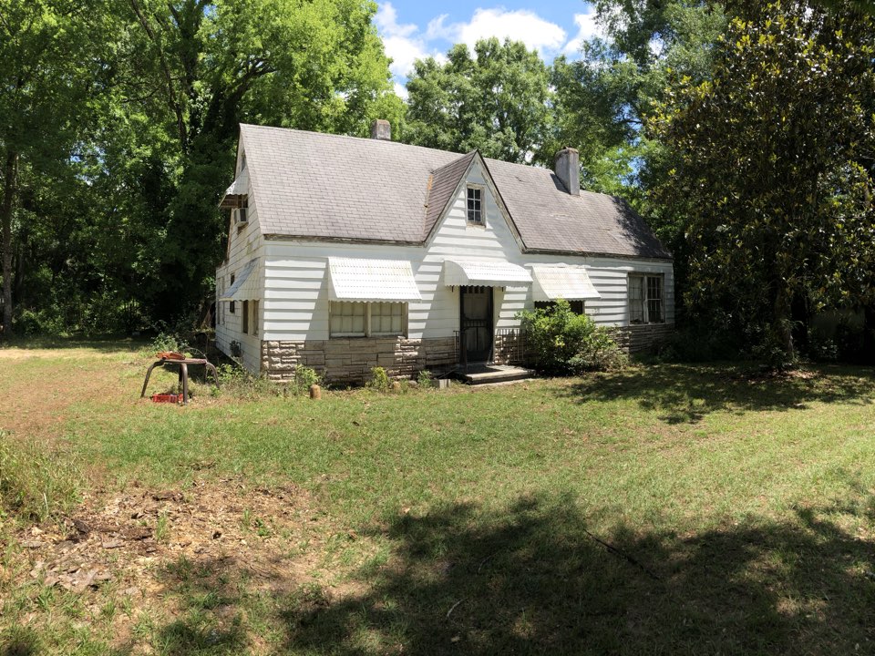 Pressure washing in historic district of prattville.  Cleaning awnings and house wash in prattville