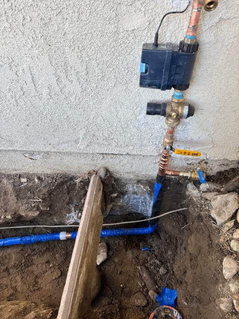 JIG Plumbing completed a full repipe for a two-bathroom home, including the installation of a new 1” water service line from the water meter to the main shutoff valve. We also installed a 3/4” Moen Flo smart water monitoring device along with a Halo 5 whole-home water filtration system. As a courtesy, JIG Plumbing flushed the customer’s existing 40-gallon Bradford White water heater.