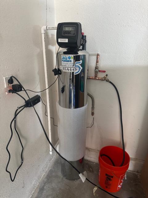 JIG Plumbing completed a full repipe for a two-bathroom home, including the installation of a new 1” water service line from the water meter to the main shutoff valve. We also installed a 3/4” Moen Flo smart water monitoring device along with a Halo 5 whole-home water filtration system. As a courtesy, JIG Plumbing flushed the customer’s existing 40-gallon Bradford White water heater.