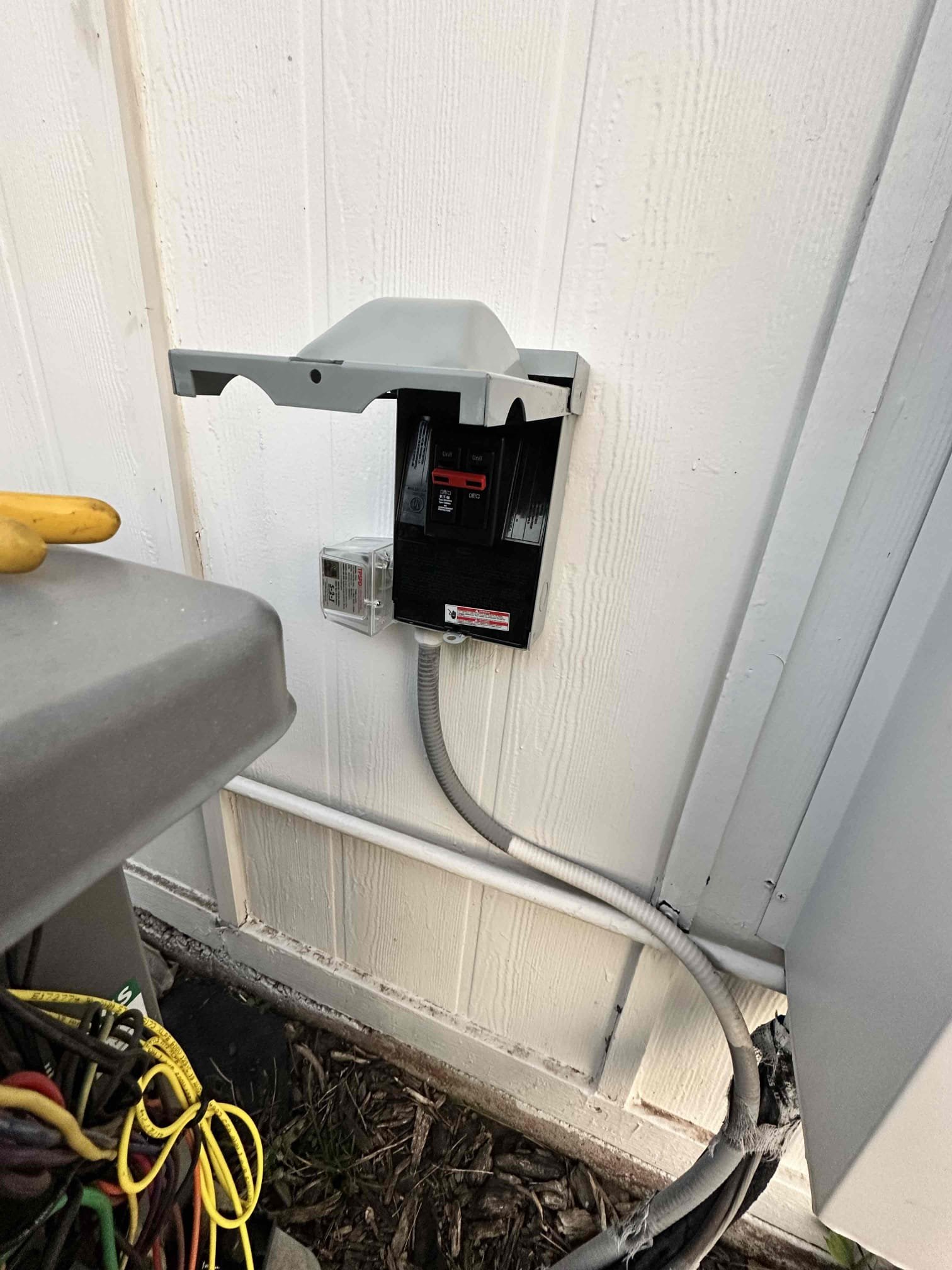 DISCONNECT INDOOR FUSED 60A W/ FUSES

FUSED DISCONNECTS ARE SAFETY MEASURES PROTECT AGAINST POWER SURGES. A TECH CAN ALSO USE THE DISCONNECT TO CUT THE POWER TO SAFELY SERVICE THE UNIT.
