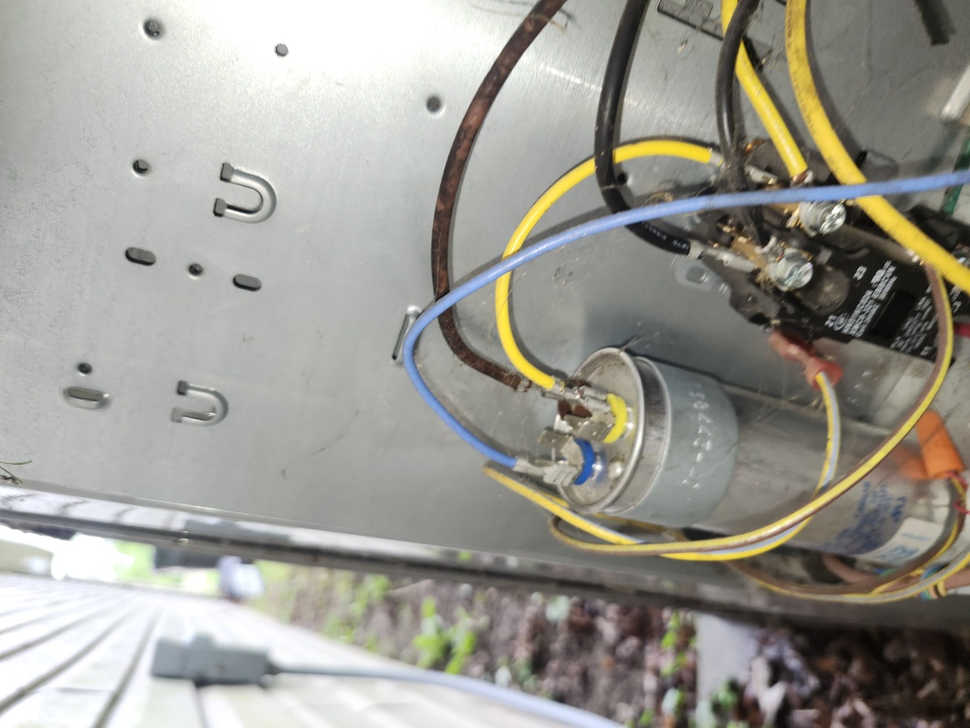 what is an ac capacitor 