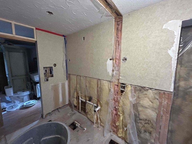 Completed master bathroom electrical renovation including installation of vanity sconces, ceiling lights, shower lighting, and GFCI outlets. Relocated vanity outlet to a dedicated circuit per code requirements. Installed and wired underfloor heating system with programmable thermostat and added a new bidet outlet. Wired exhaust fan with dual switch system featuring timer functionality for the fan operation.