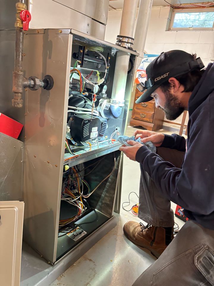 Performing fall furnace maintenance- Saint  Bonnie 