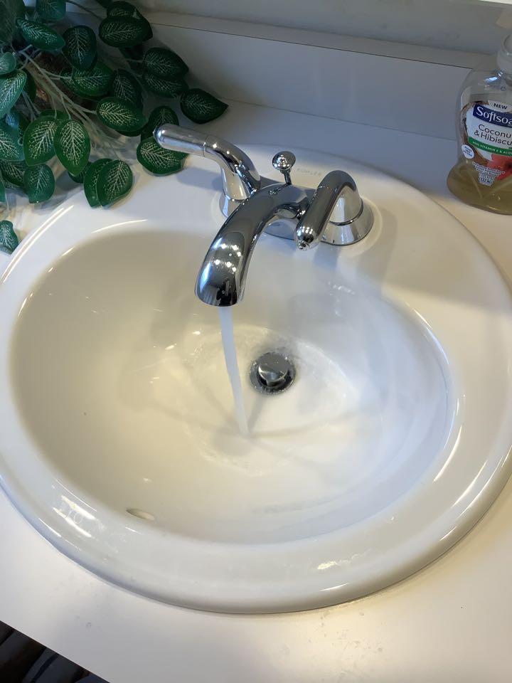 Attach a new faucet handle to an existing faucet. PlumbPro Services. Maple Glen plumber. Upper Dublin plumber. 