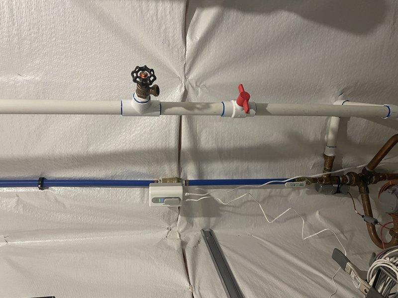 Installed a Honeywell L5 automatic main water shut-off valve, including necessary 3/4" IP x PEX fittings. Properly drained water lines prior to installation to prevent leakage. System now operational with Resideo electronic control unit successfully mounted and activated, as indicated by functioning indicator lights.