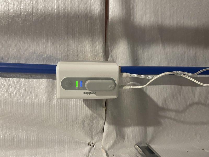 Installed a Honeywell L5 automatic main water shut-off valve, including necessary 3/4" IP x PEX fittings. Properly drained water lines prior to installation to prevent leakage. System now operational with Resideo electronic control unit successfully mounted and activated, as indicated by functioning indicator lights.