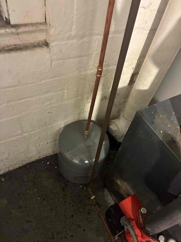 Performed diagnostic assessment on non-functioning boiler system. Inspected pressure regulator, expansion tank, and associated copper piping. Identified and resolved issue causing heat failure, successfully restoring system operation.