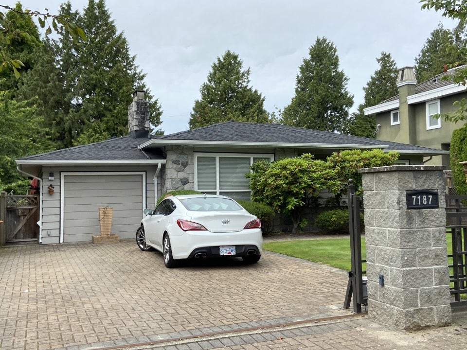Vancouver, BC - Roofing Replacement in Vancoucer by Crown Roofing Ltd. West Side bungalow. GAF Timberline HD Lifetime Shingles in Charcoal. Silver Pledge Lifetime Warranty. New 5” colonial style continuous aluminum gutter system. Independently inspected and approved. #ShaughnessyRoofer Vancouver, BC - Roofing Replacement in Vancoucer by Crown Roofing Ltd. West Side bungalow. GAF Timberline HD Lifetime Shingles in Charcoal. Silver Pledge Lifetime Warranty. New 5” colonial style continuous aluminum gutter system. Independently inspected and approved. #ShaughnessyRoofer