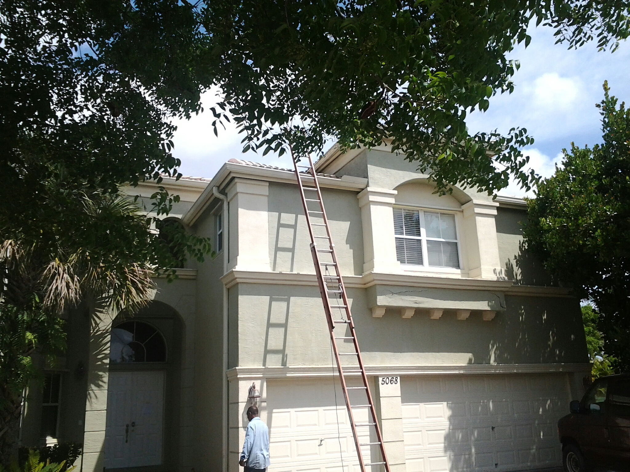 Pompano Beach, FL - Pressure clean and roofacide roof Pompano Beach, FL - Pressure clean and roofacide roof