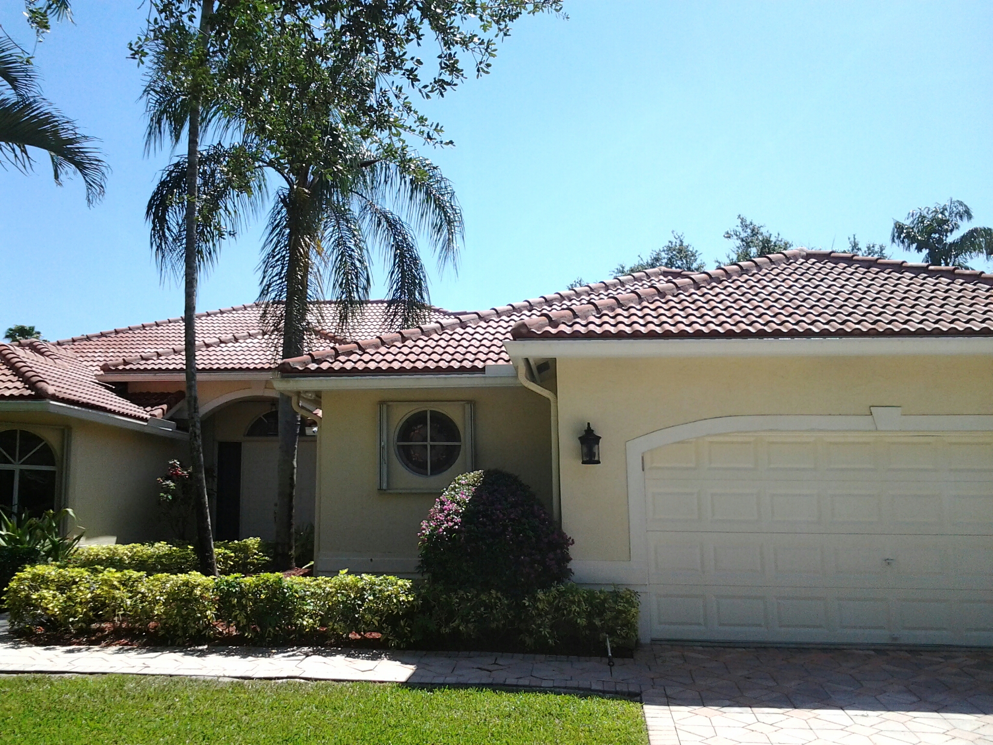 Surfside, FL - Clean edges and roofacides roof Surfside, FL - Clean edges and roofacides roof