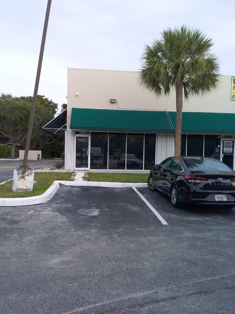 Fort Lauderdale, FL - commercial flat roof repair in th city of Hollywood Fl this repair is being done by Earl Johnston roofing company Fort Lauderdale, FL - commercial flat roof repair in th city of Hollywood Fl this repair is being done by Earl Johnston roofing company