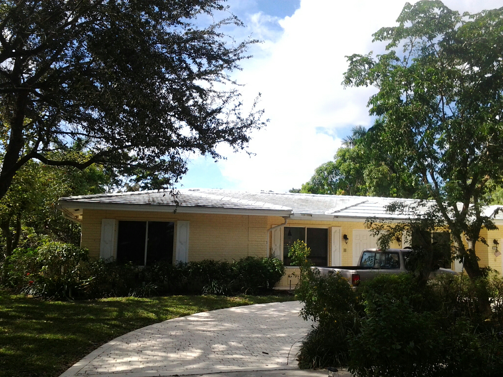 Biscayne Park, FL - Pressure clean and roof a cide in Plantation Biscayne Park, FL - Pressure clean and roof a cide in Plantation