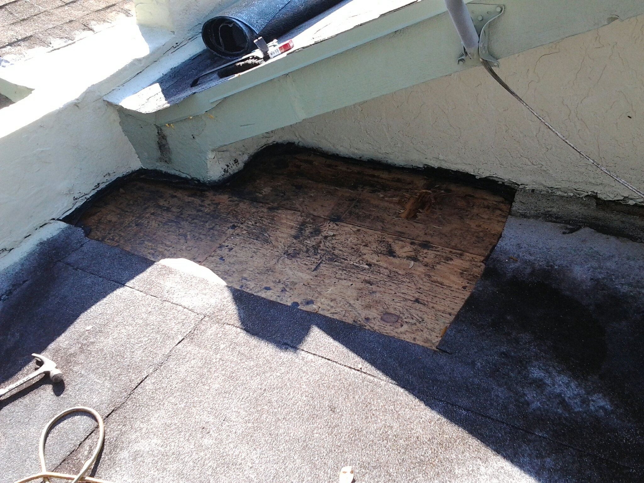 Delray Beach, FL - Mike and Earl Johnston roofing doing a flat roof repair. Delray Beach, FL - Mike and Earl Johnston roofing doing a flat roof repair.