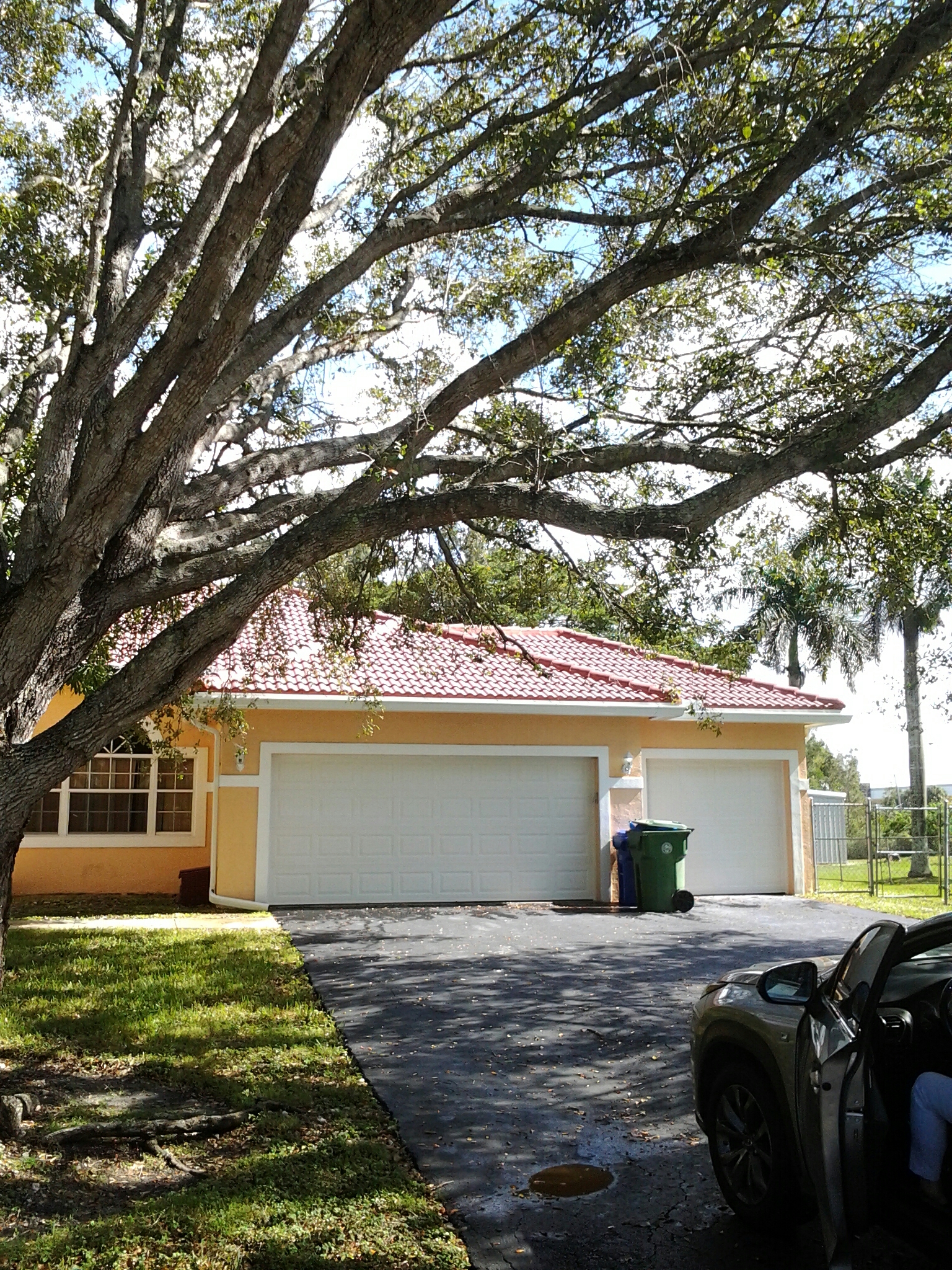Southwest Ranches, FL - Roof a cide Southwest Ranches, FL - Roof a cide