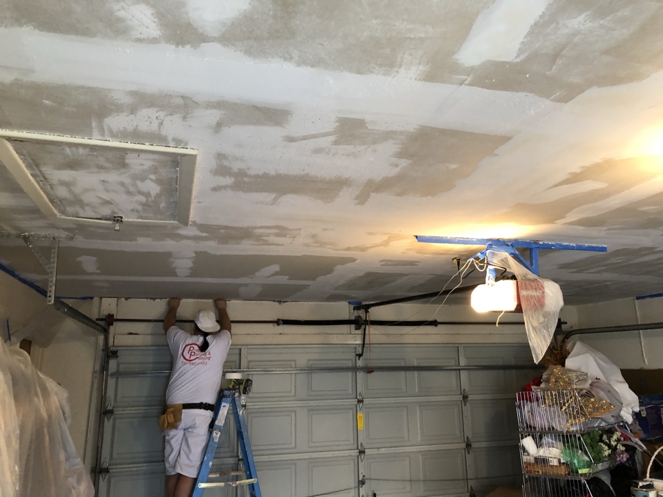 Drywall has been repaired in the ceiling, Popcorn has been removed. Skimming is done! Next to be applied is the knockdown texture. #popcorn #repair 