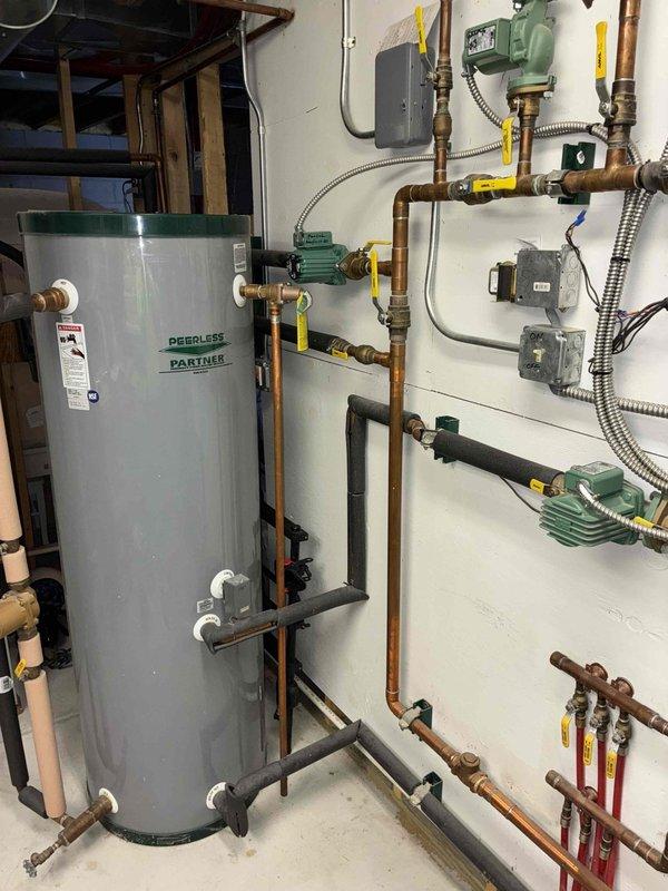 Completed prepaid annual maintenance service on a Peerless Partner boiler system. Inspected the boiler unit, circulation pumps, and associated copper piping network. All components were found to be in normal working condition with no visible leaks or anomalies in the mechanical room setup.