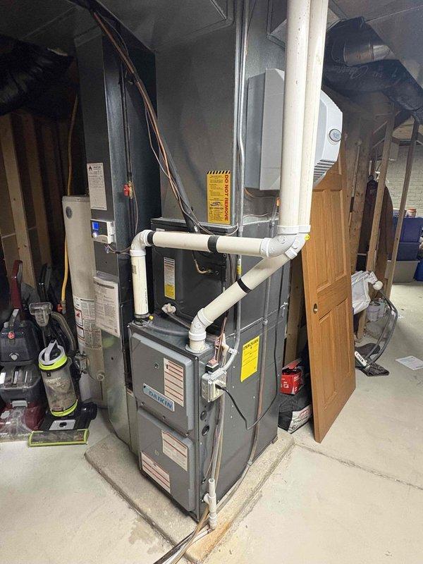 Performed annual furnace maintenance under CCC Quality Plan agreement. Completed full furnace tuneup with inspection finding system in good working condition. Replaced 16x25x5 filter, changed furnace drain hose, and recommended humidifier tuneup for optimal system performance.