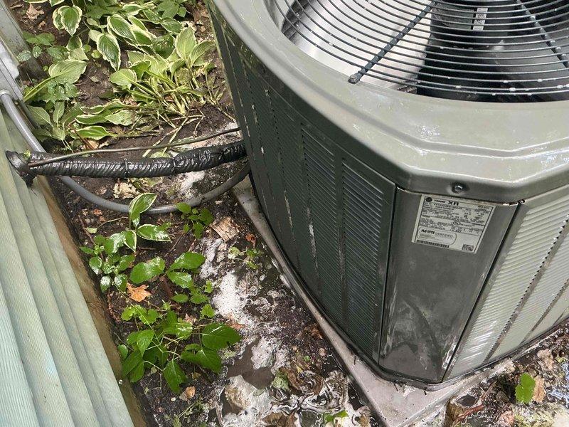 Completed comprehensive BFMA air conditioning tune-up on 2-year-old residential cooling system. Performed full preventive maintenance inspection including thermostat operation verification, outdoor condenser unit examination, and system performance assessment. Unit operating properly with thermostat displaying 89°F current temperature and 87°F setpoint in cooling mode, confirming proper system functionality and customer comfort.