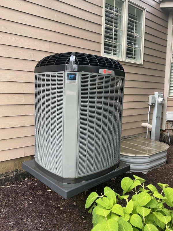 Completed comprehensive BFMA tune-up service on residential HVAC system with equipment aged 6+ years. Performed full air conditioning system inspection and maintenance on outdoor condenser unit, including cleaning, operational testing, and filter replacement. All components functioning properly with unit displaying normal operating parameters on digital control panel, system left in optimal working condition.