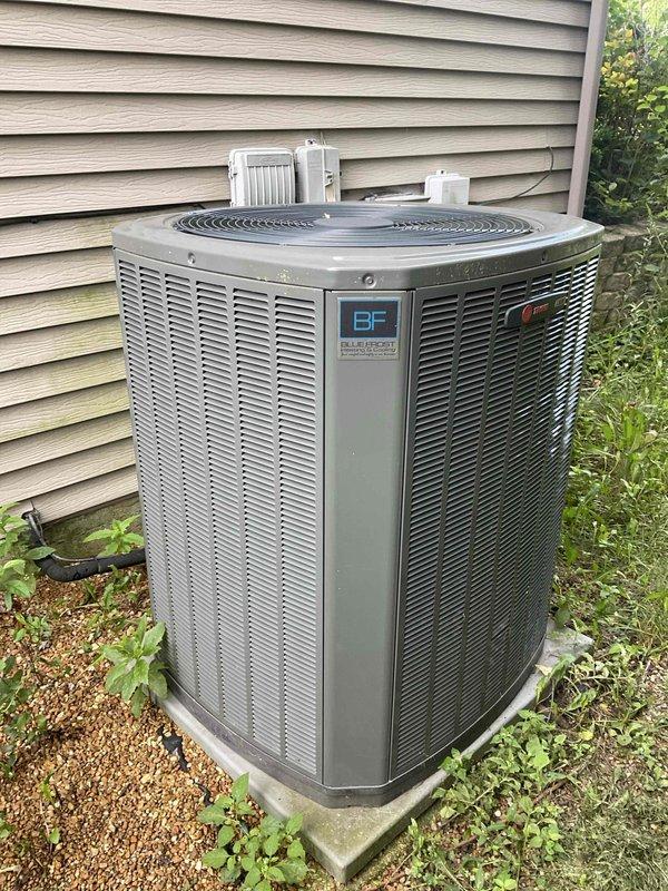 Completed comprehensive BFMA tune-up on Trane XR model 4TTR6042J1000AB air conditioning system, manufactured March 2018, with 208/230V electrical specifications. Performed standard preventive maintenance procedures including inspection of condenser unit, verification of proper airflow through vertical louvers and top-mounted fan assembly, and confirmation of refrigerant line connections. Unit found to be in operational condition with all components functioning within manufacturer specifications.