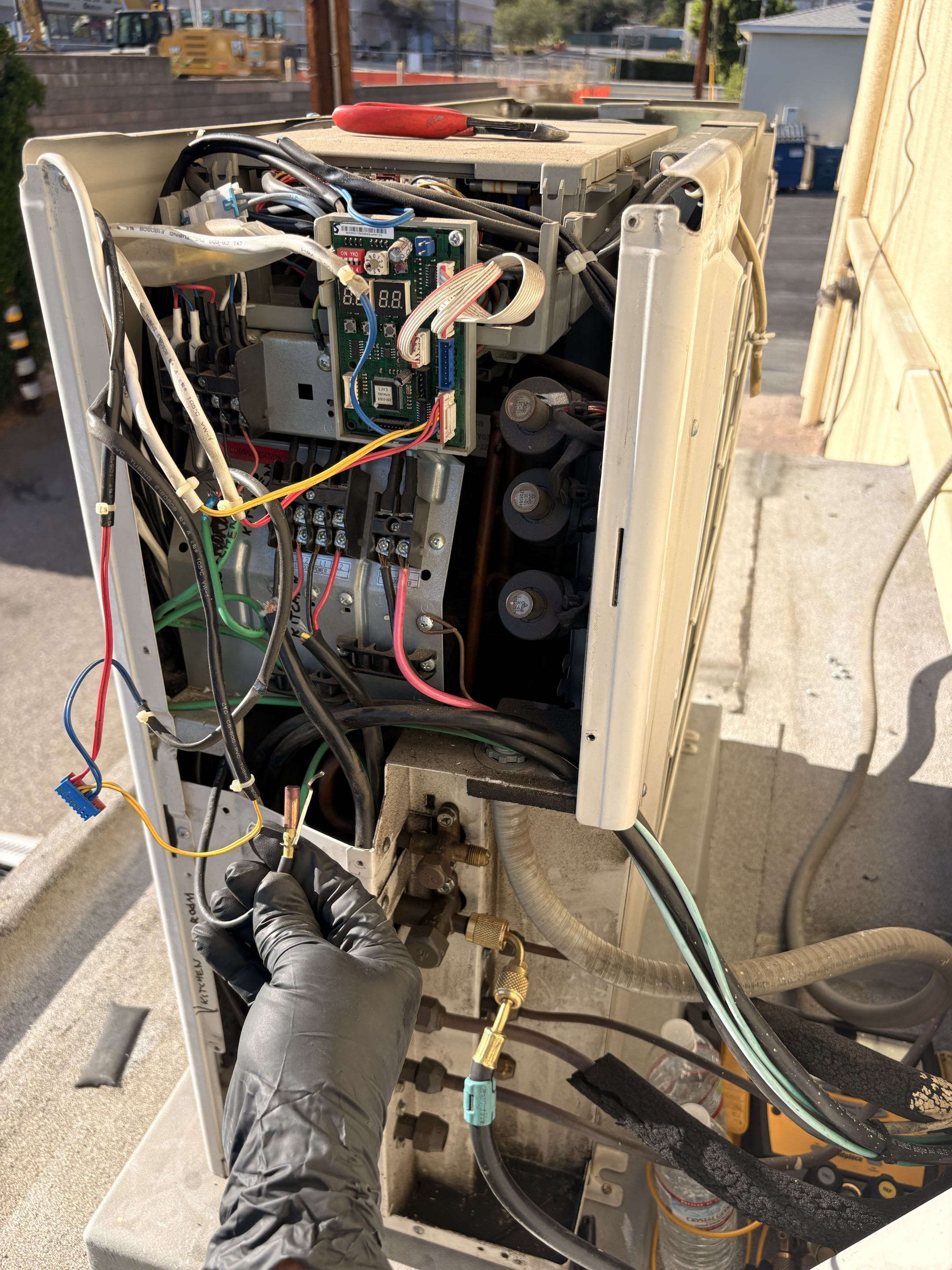 Samsung dual head R410-A refrigerant charge troubleshooting. Check components. Bad port sensor #3 yellow outdoor sensor at 93F min ohm (K) 6.957 - max 7.437 ohm (K).