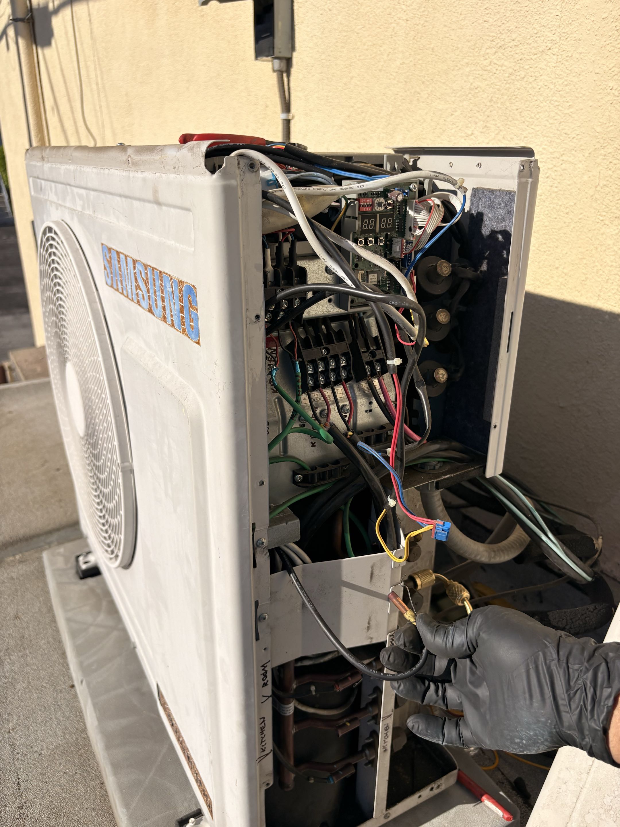 Samsung dual head R410-A refrigerant charge troubleshooting. Check components. Bad port sensor #3 yellow outdoor sensor at 93F min ohm (K) 6.957 - max 7.437 ohm (K).