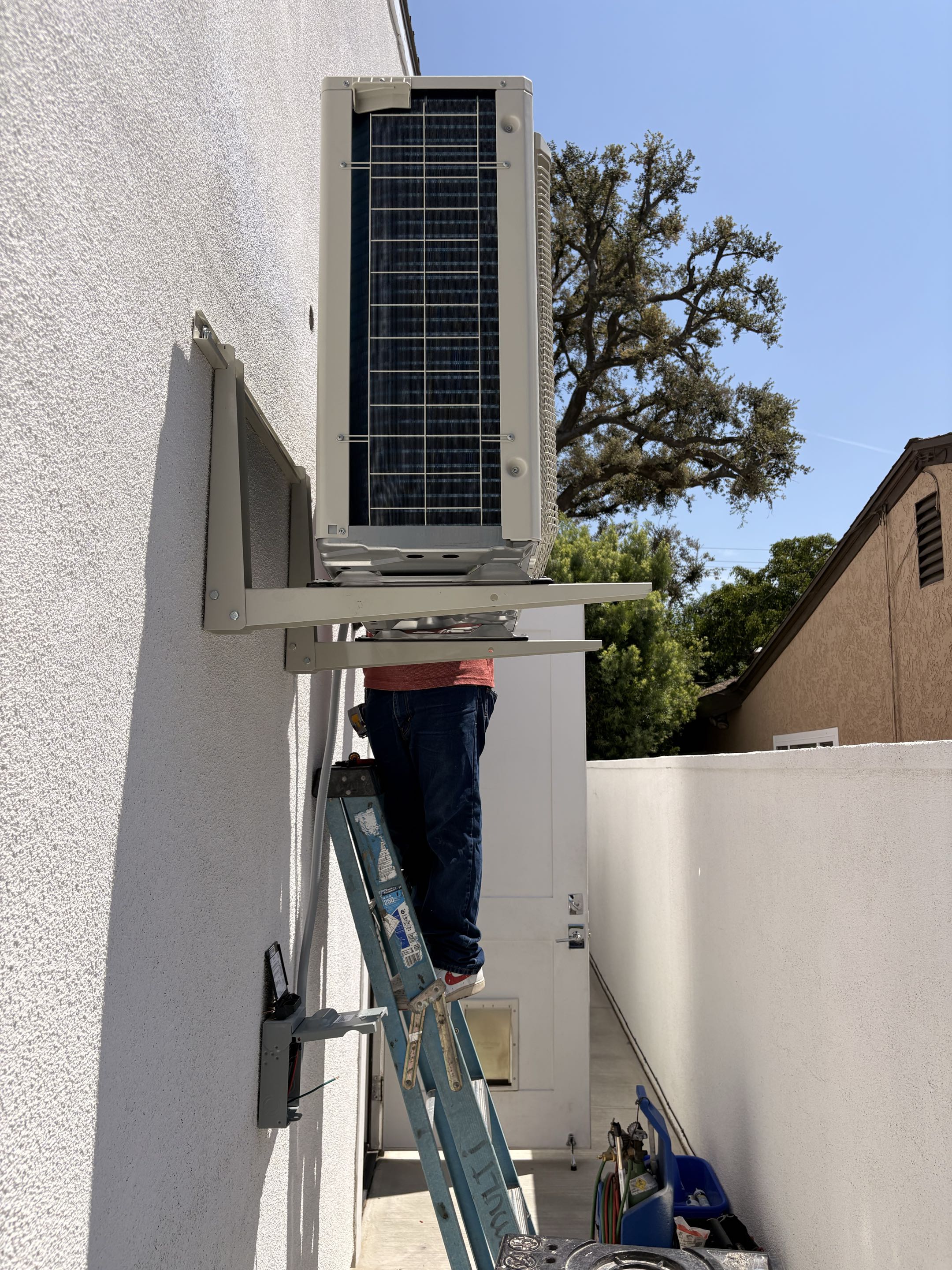 Daikin R-32 refrigerant type Minisplit installation. 