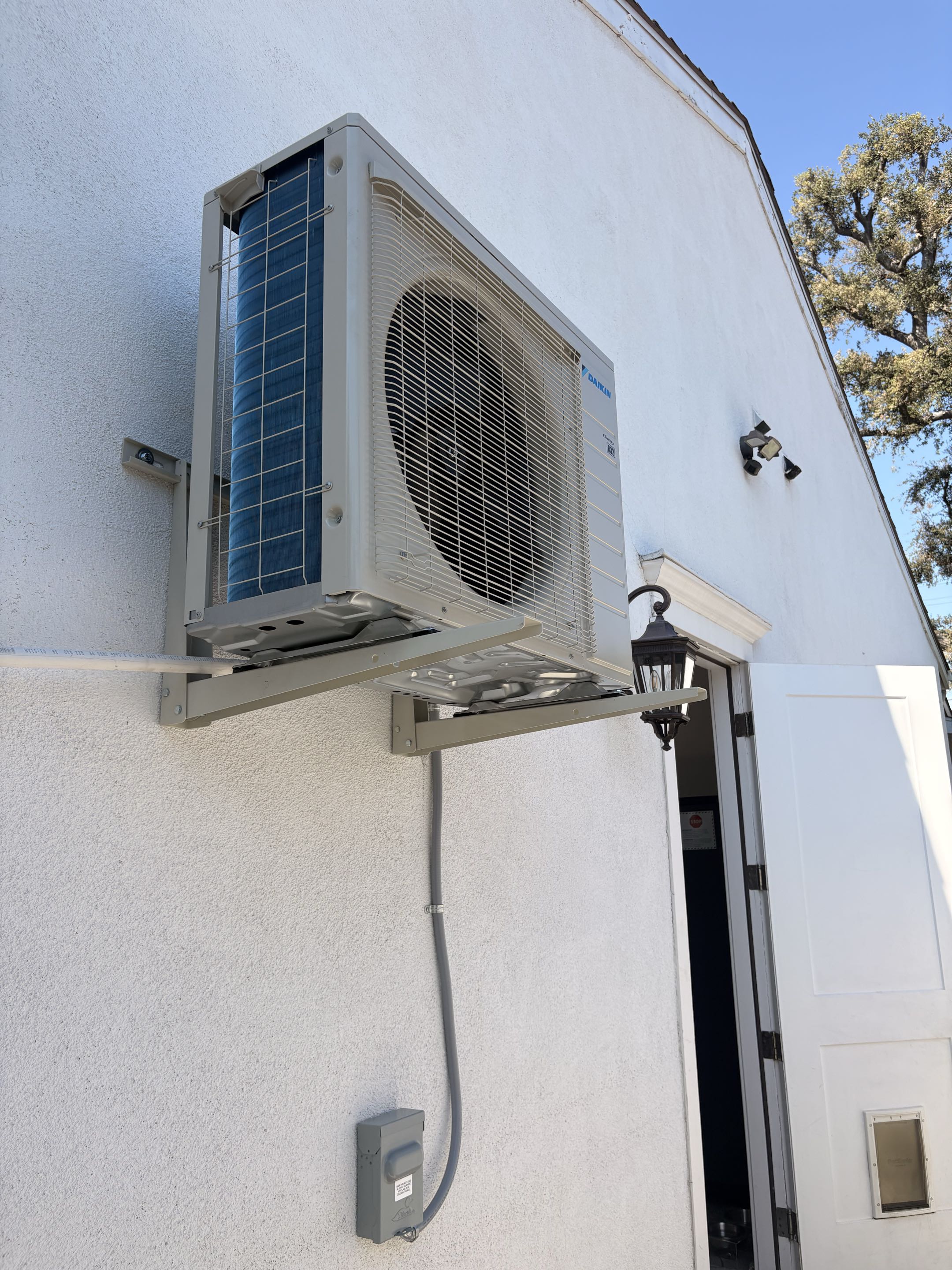 Finish Daikin Minisplit installation. 
