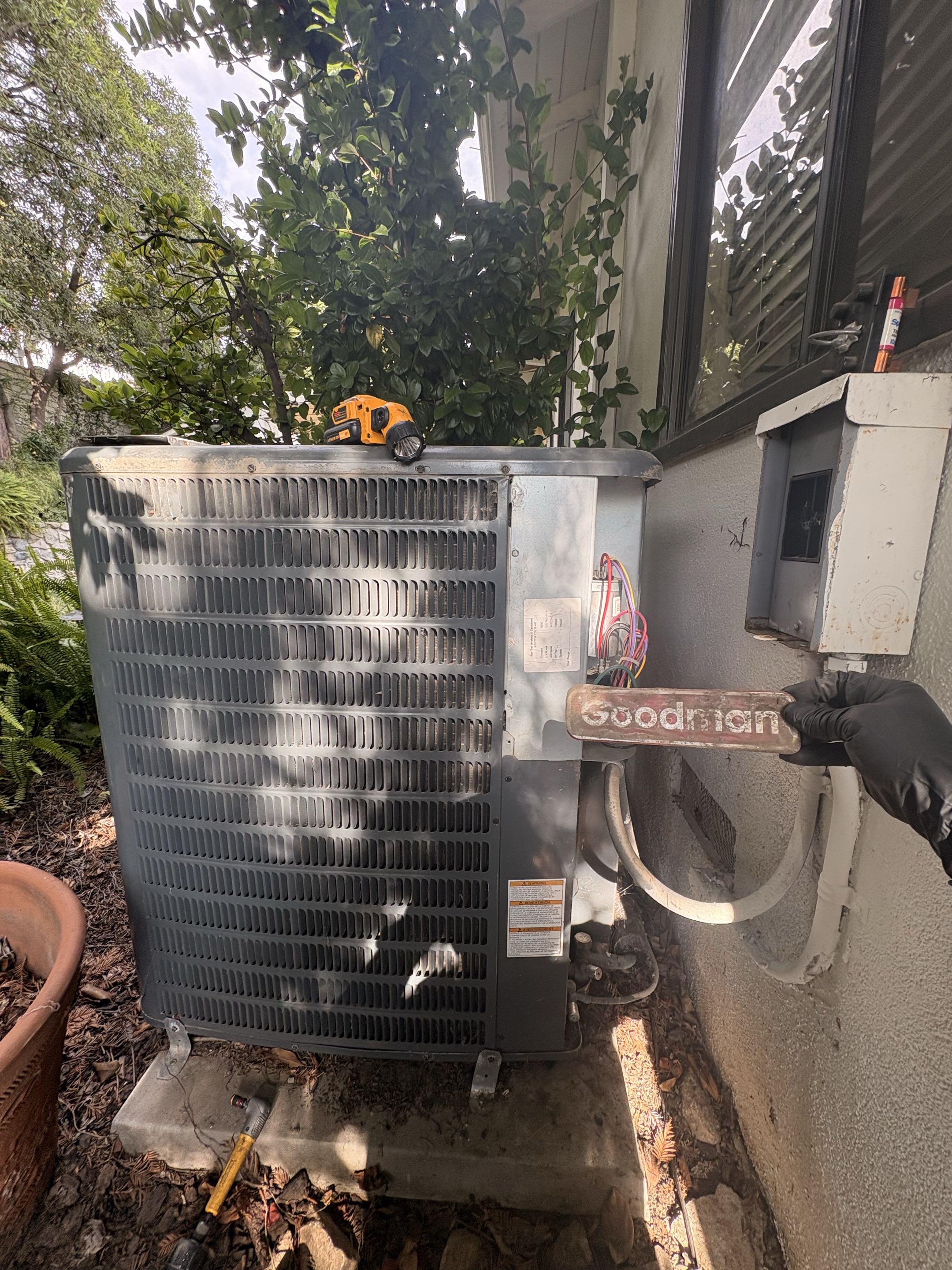 No cool. La Cañada, Flintridge. Goodman condenser unit R410-A. Bad terminal compressor. 